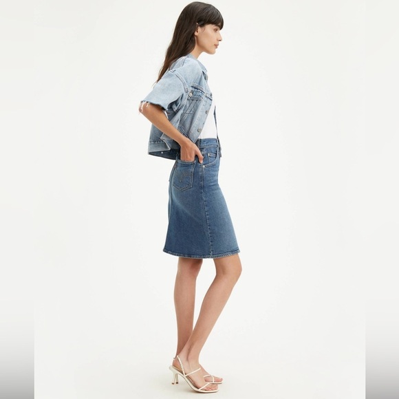NWT Levi's Classic Iconic Denim Skirt in Medium Wash - Picture 2 of 8